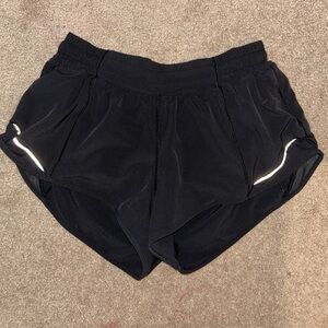 LULU LEMON size 6 black Hotty Hot Low-Rised Line Shorts 2.5”